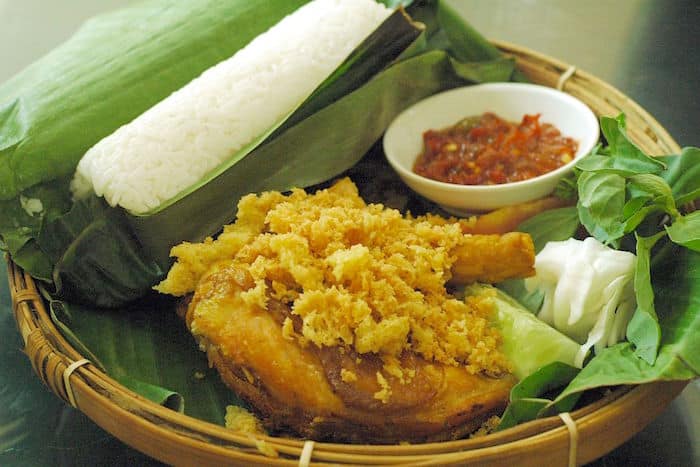 nasi timbel ayam bandung indonesia