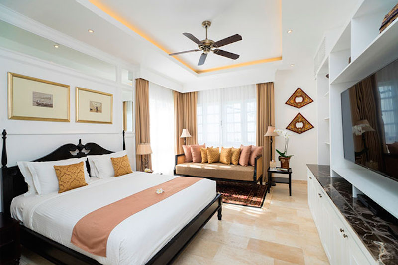 Grand-Deluxe-King-Bed-001 - the colony hotel bali seminyak review