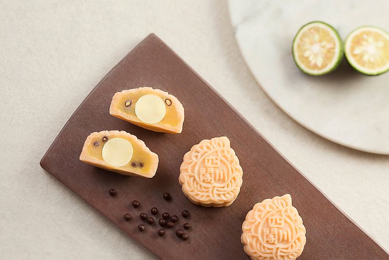 szechuan court mooncakes 2016 - Imperial Yuzu Chocolate Crunchy Pearl